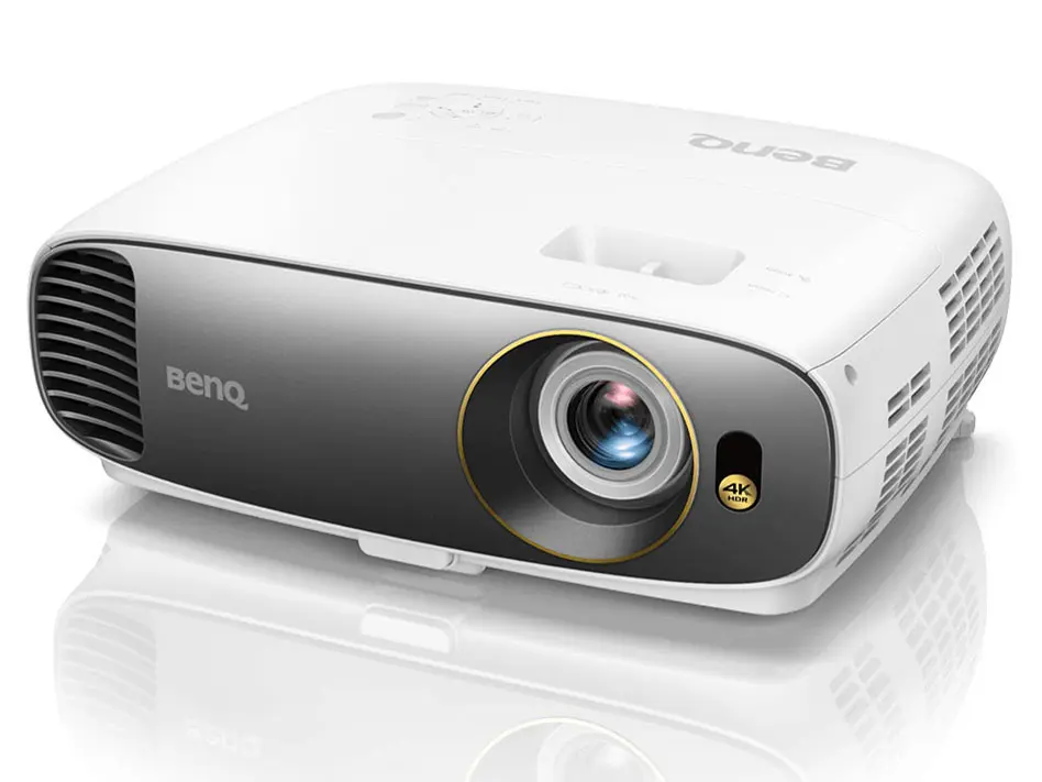 BenQ HT2550プロジェクターの背面にあるHDMI入力端子やその他の接続ポート